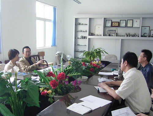 Sep.15 2006 Japanese customer visit our company for discussing the slewing bearing.